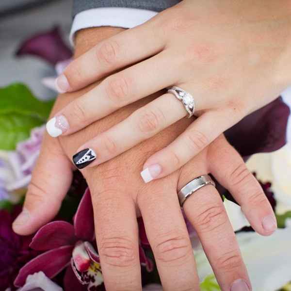 A. Uñas de novia ¿discretas o atrevidas?