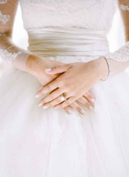 B. Uñas de novia ¿discretas o atrevidas?