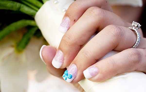C. Uñas de novia ¿discretas o atrevidas?