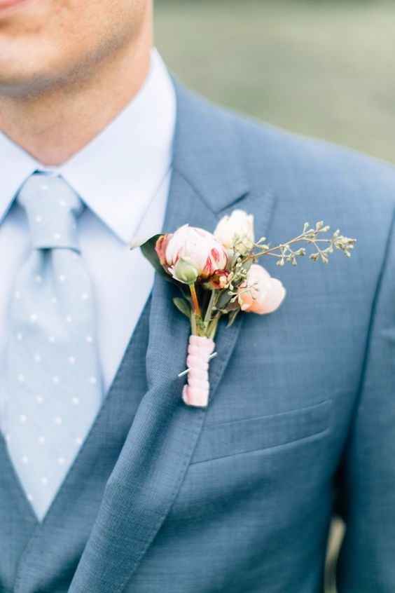 9 Boutonnieres para novios con traje azul