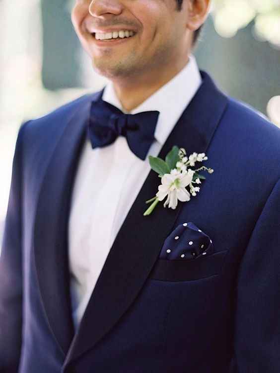 9 Boutonnieres para novios con traje azul
