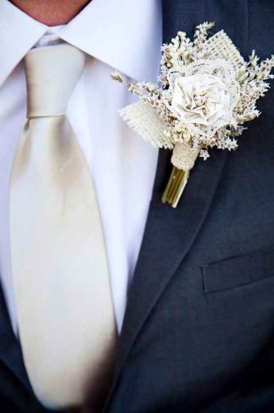 9 Boutonnieres para novios con traje azul