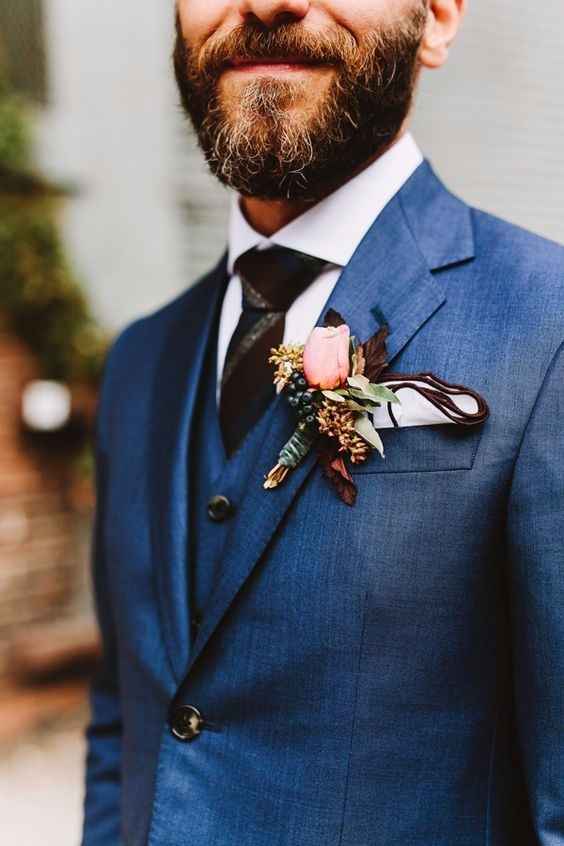 9 Boutonnieres para novios con traje azul