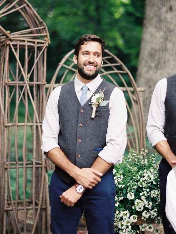 2. Cuando planeas la decoración de la boda él...