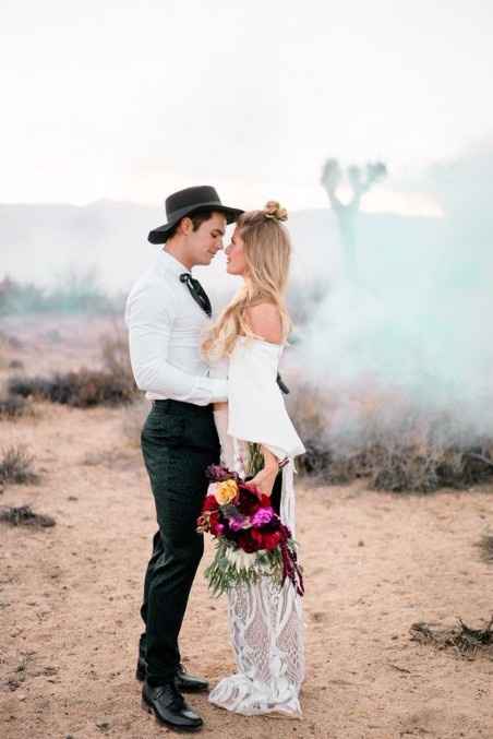 B) Su look de novios se parece a...