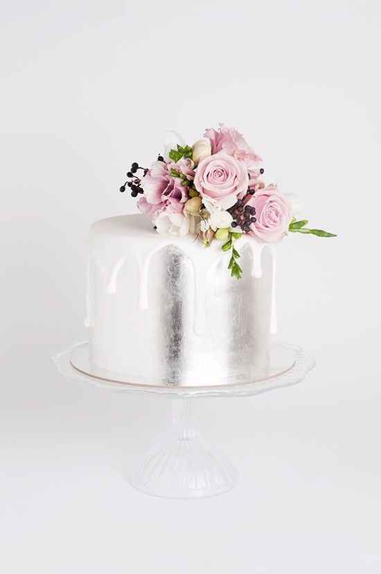 B) Su pastel de bodas se parece a...