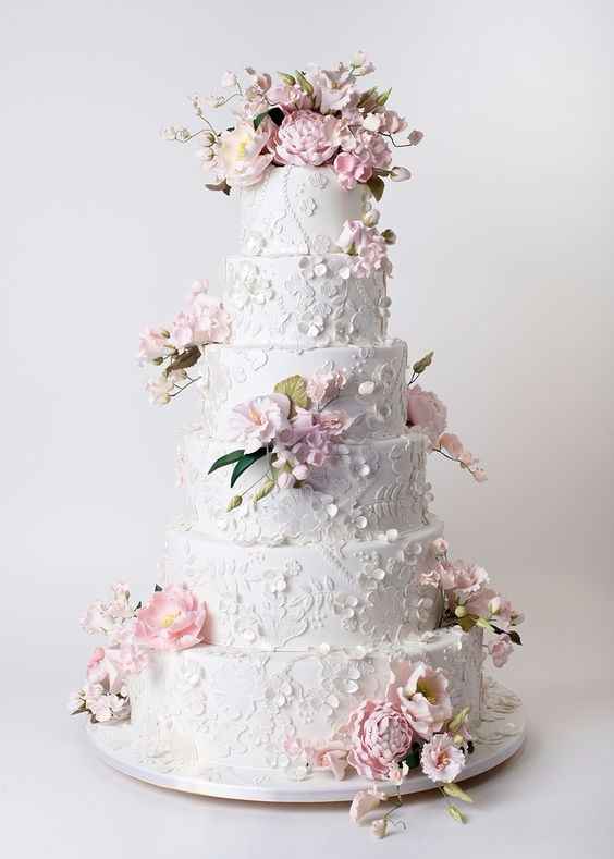 C) Su pastel de bodas se parece a...