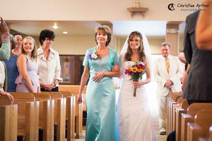 ¿A quiénes las entregará su mamá en el altar?