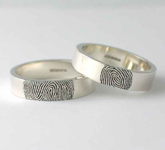 B. Con nuestras huellas.