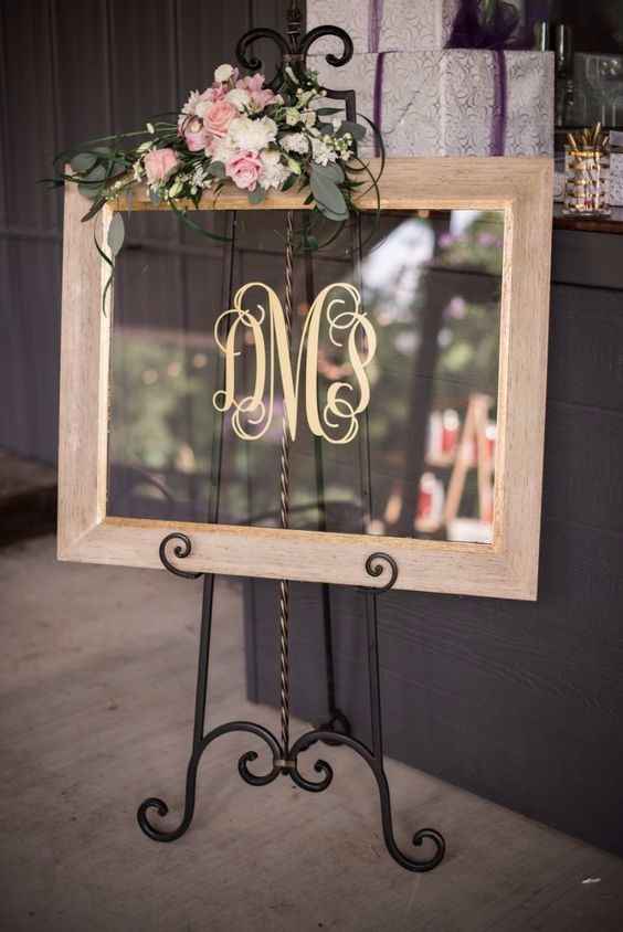 8 letreros con espejos para la entrada a la recepción