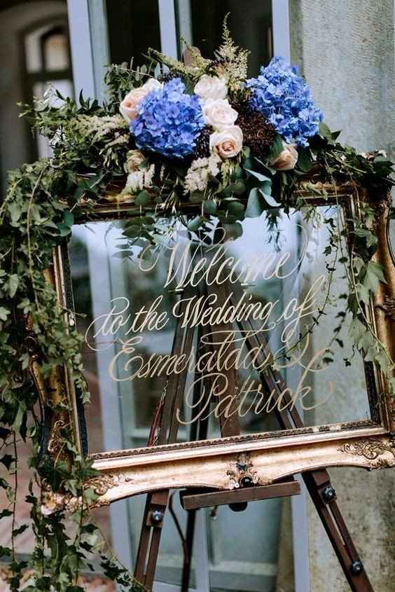 8 letreros con espejos para la entrada a la recepción