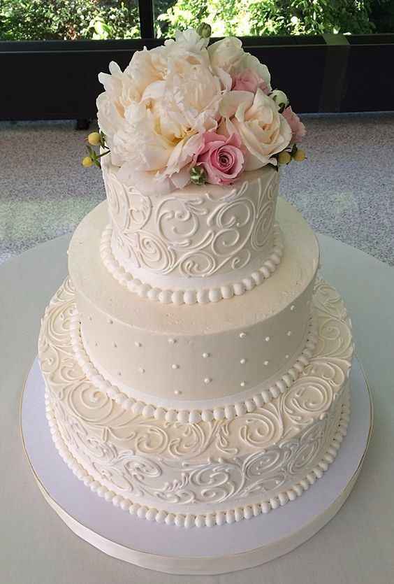 1- pastel sencillo con flores encima