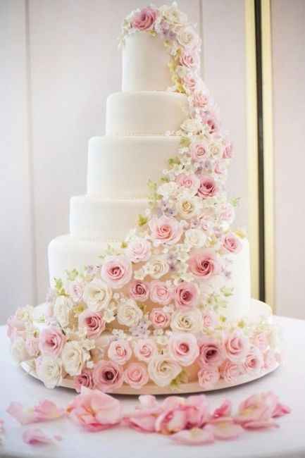 2- Pastel con escalera de flores rosadas