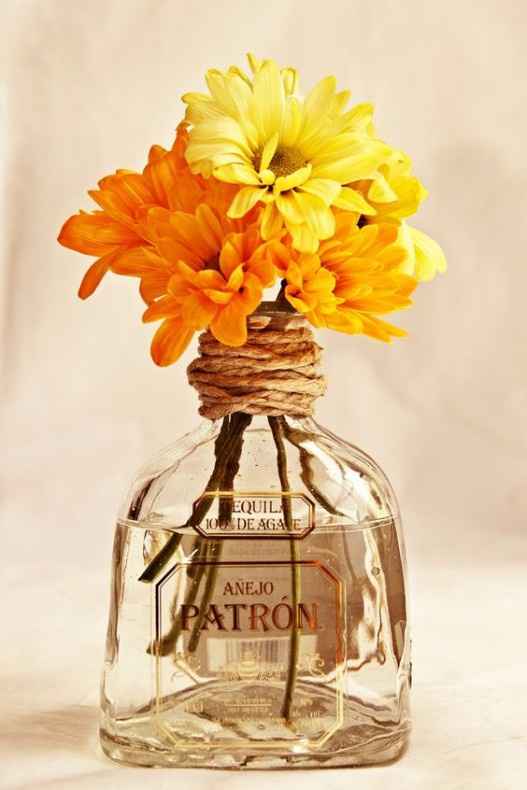 Centros de mesa con botellas mexicanas