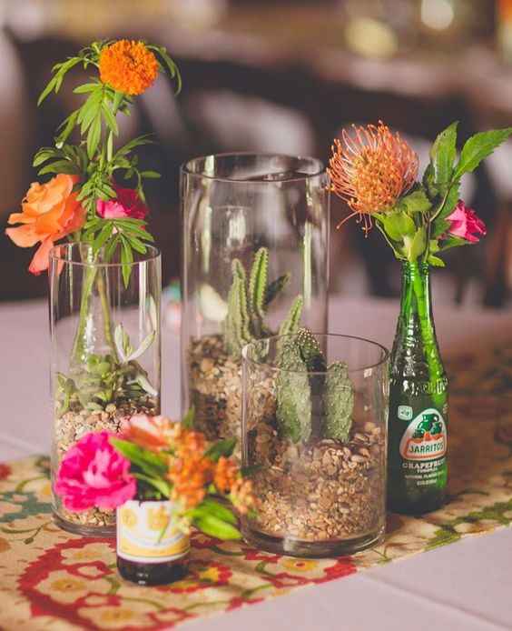 Centros de mesa con botellas mexicanas