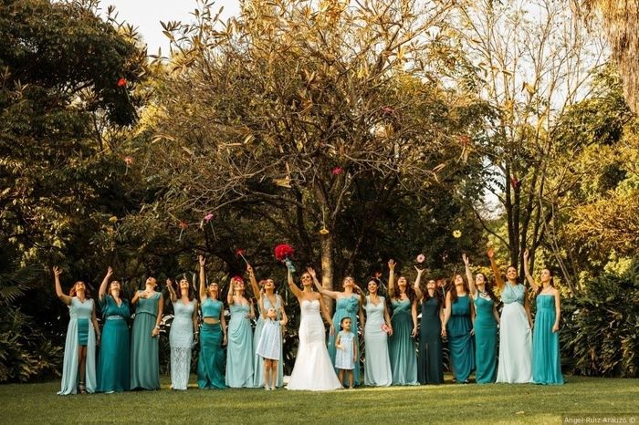 Damas con vestidos de colores