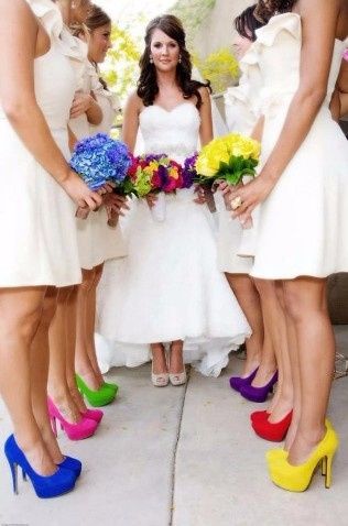 Damas de blanco con zapatos de colores ¿si o no?