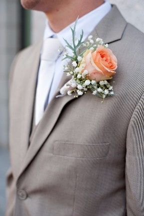 5 boutonnieres con rosas para tu prometido
