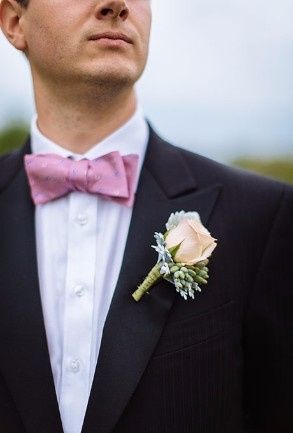5 boutonnieres con rosas para tu prometido
