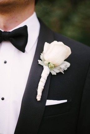 5 boutonnieres con rosas para tu prometido