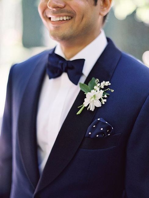 9 Boutonnieres para novios con traje azul