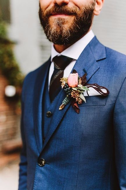 9 Boutonnieres para novios con traje azul