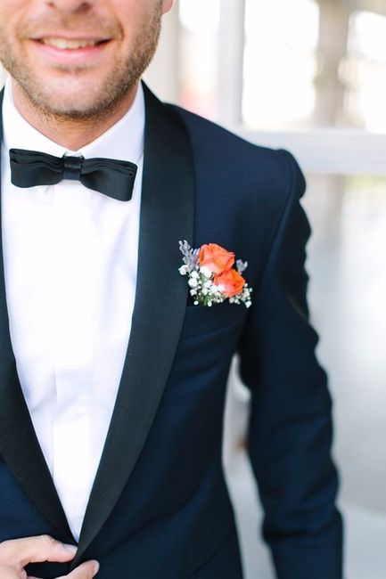 9 Boutonnieres para novios con traje azul