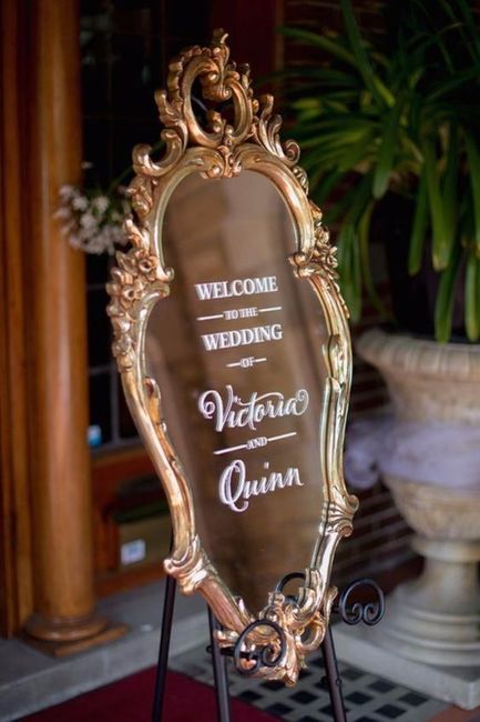 8 letreros con espejos para la entrada a la recepción
