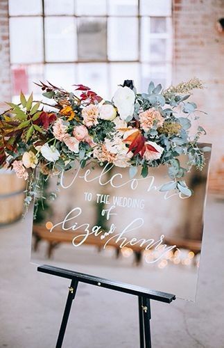 8 letreros con espejos para la entrada a la recepción