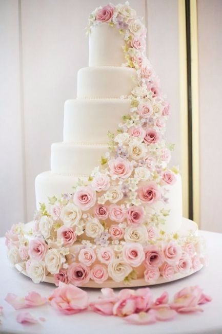 2- Pastel con escalera de flores rosadas