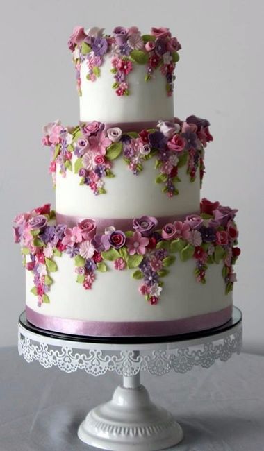 4- Pastel con capa de flores moradas