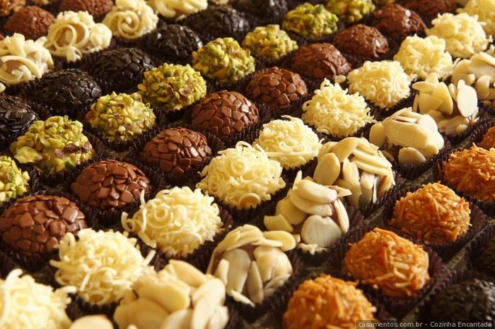 Brigadeiro - supongo que es el más conocido de todos. Leche condensada, chocolate y mantequilla. 