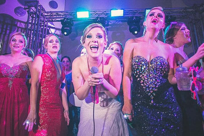 B) Crea tu álbum de fotos de boda, la mejor foto de la fiesta