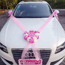 Autos con decoración para los recién casados