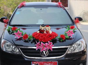Autos con decoración para los recién casados