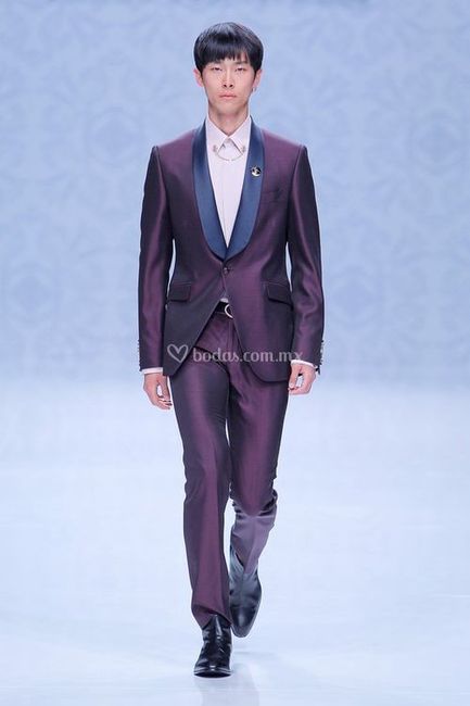 traje morado