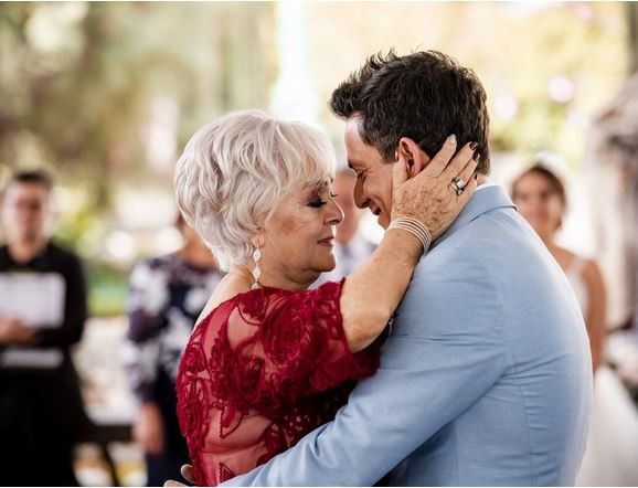 ¿Quién te va a regalar el abrazo más emotivo en la boda? 2