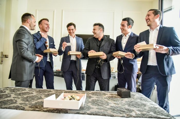8 fotos con los amigos del novio 3