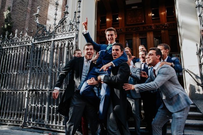 8 fotos con los amigos del novio 5