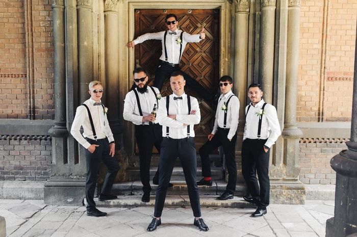 8 fotos con los amigos del novio 7