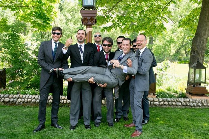 8 fotos con los amigos del novio 8