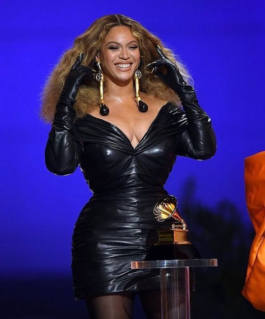 Los mejores looks de los Grammy 2021: ¡vota por tu favorito! 5