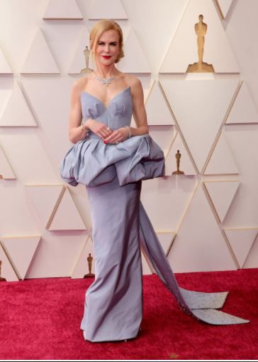 ¡Descubre aquí los estilismos más top de la alfombra roja de los Oscars! 🎥 5
