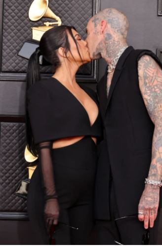 Por fin sabemos el motivo de la felicidad de Kourtney Kardashian y Travis Barker en los Grammy 🥰️ 2