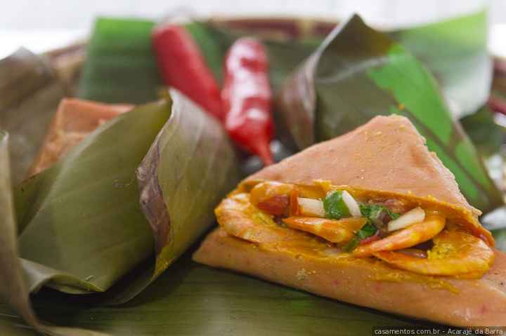 Acarajé y abará - de origen africana son "bollitos" fritos de frijol y rellenos de crema de gambas, 