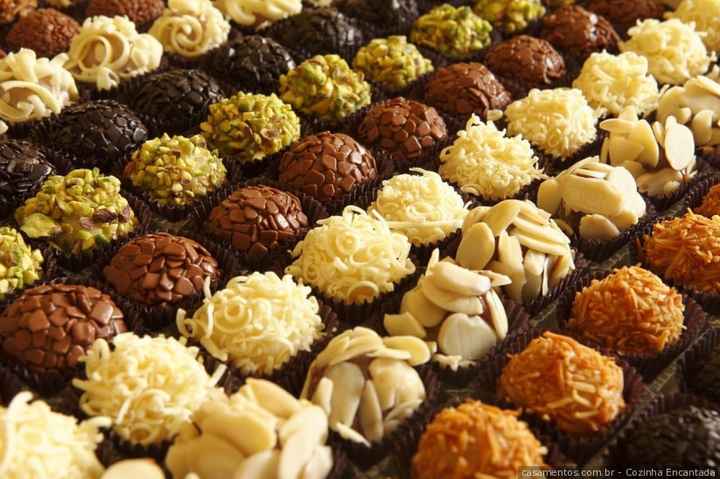 Brigadeiro - supongo que es el más conocido de todos. Leche condensada, chocolate y mantequilla. 