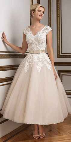 Vestido de novia romántico y midi