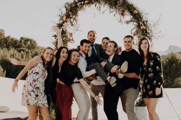 A) Crea tu álbum de fotos de boda, los testigos