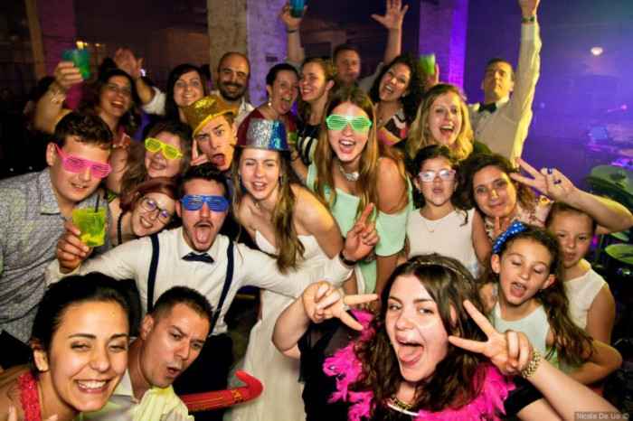 A) Crea tu álbum de fotos de boda, la mejor foto de la fiesta