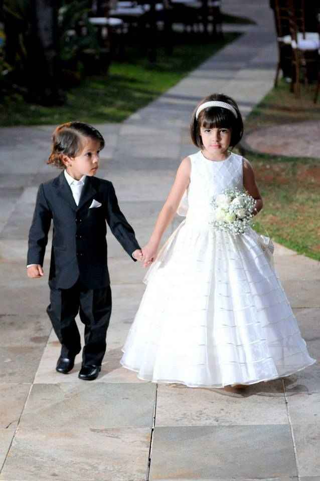 Pajecitos vestidos iguales a los novios